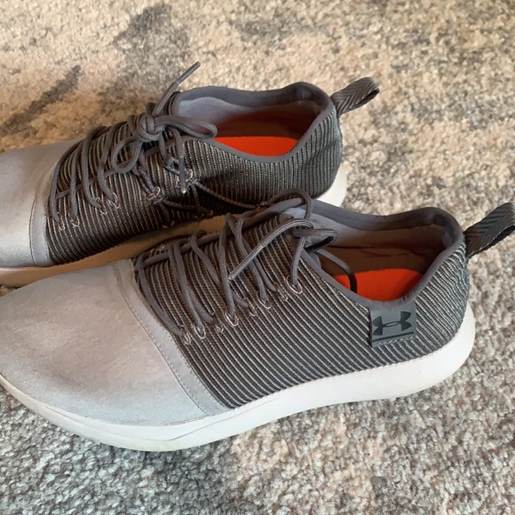 Women’s Like New Under Armour Shoe! - Picture 3 of 4